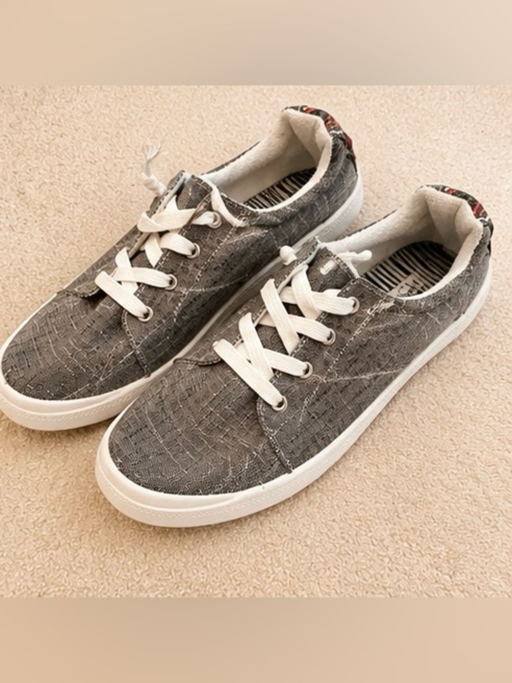 NWOT Boho Gray Fabric Sneakers Tribal Heel Detail Size 10 - Picture 2 of 6